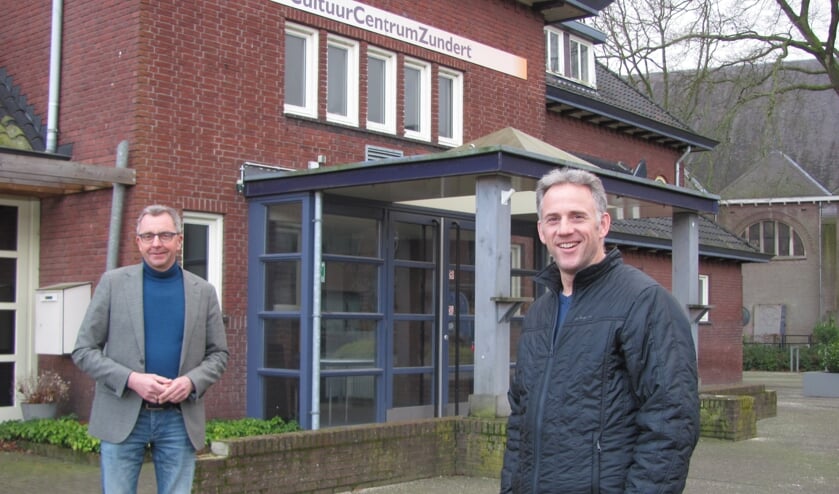<p>Wethouder Johan de Beer (links) en wethouder Twan Zopfi voor De Schroef in Zundert.</p>