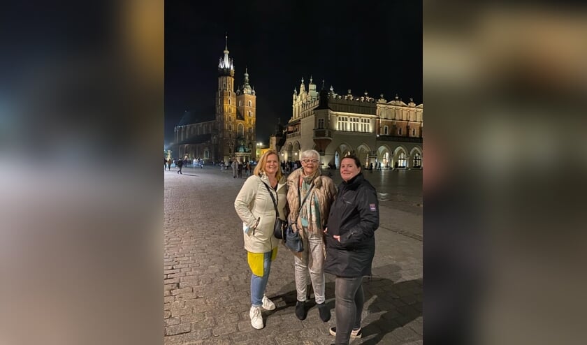 <p>Nienke met dochters Marjan en Liesbeth, na 40 jaar terug in Polen-Krakow</p>  