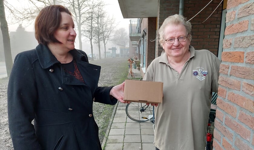 <p>Jantine geeft een 'Ik denk aan jou' pakketje aan een hulpvrager</p>
