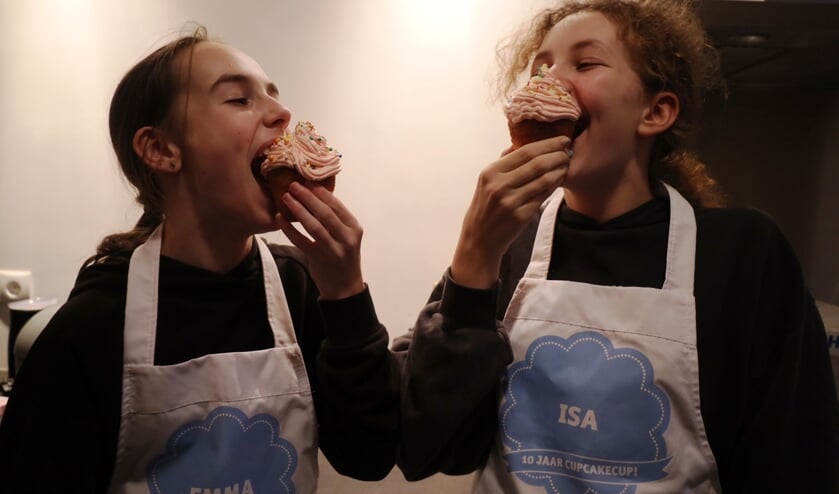 De meiden werden geïnterviewd terwijl ze cupcakes maakten.