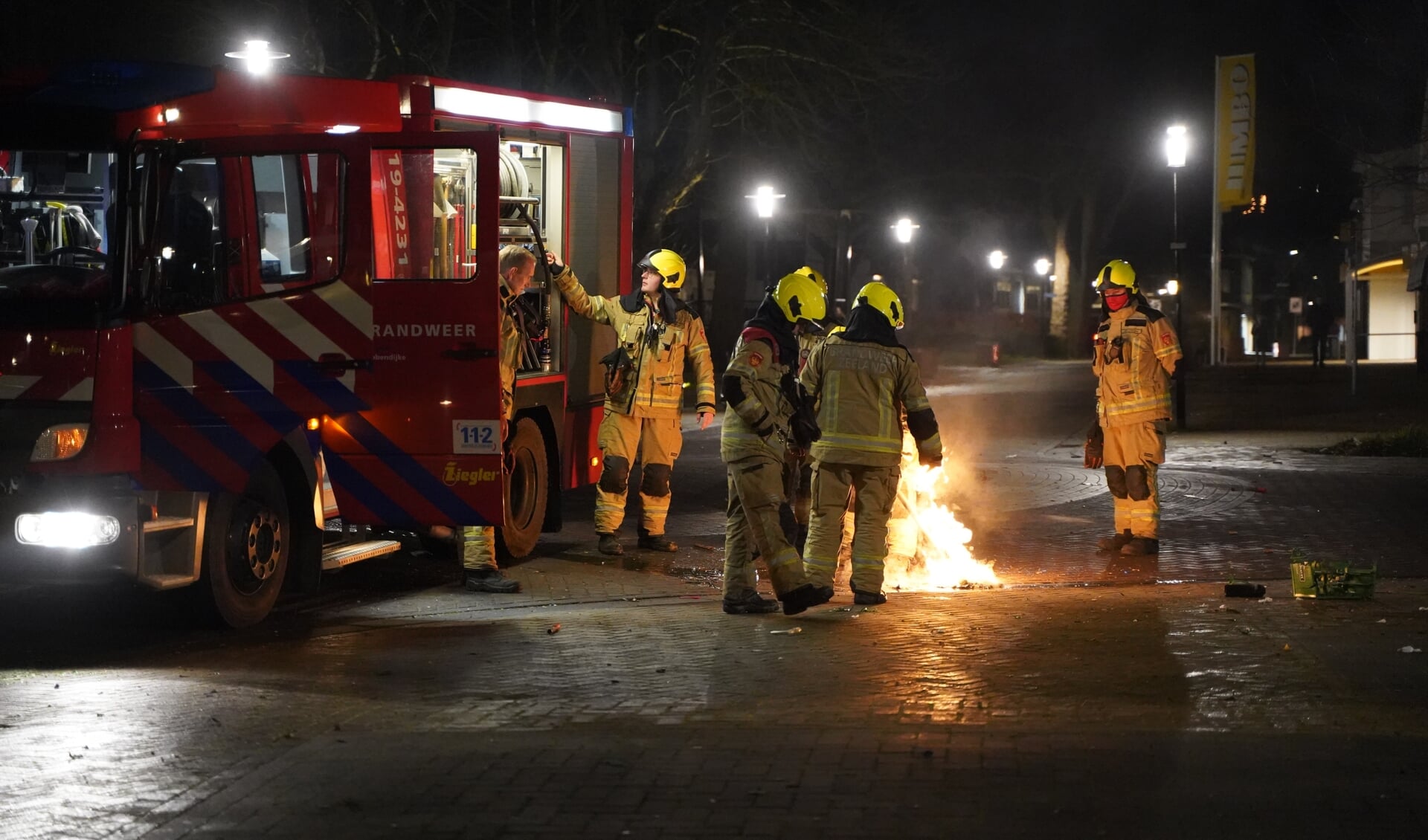 In Krabbendijke blussen brandweerlieden een brandende spuitbus tijdens de jaarwisseling.