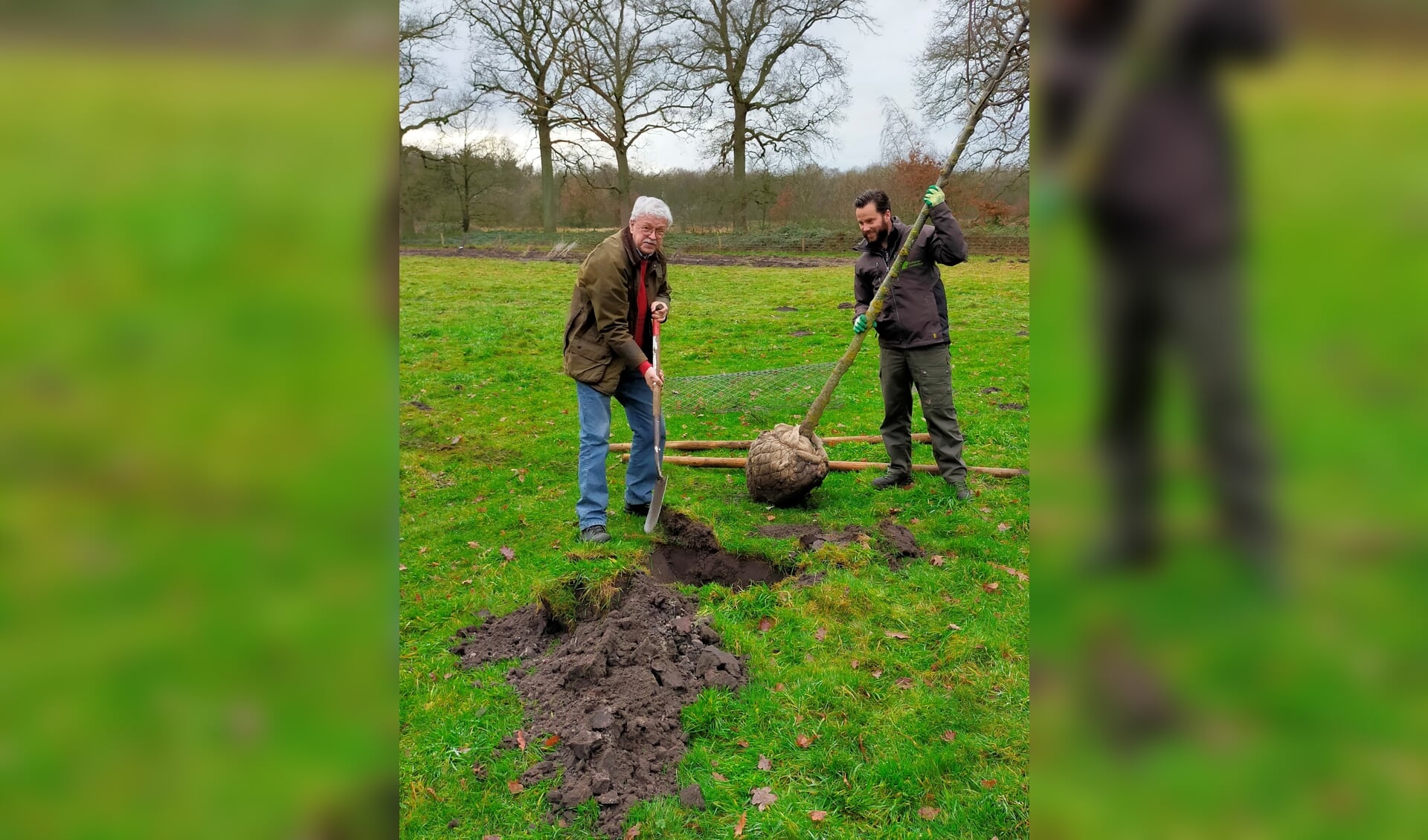 Bart Pörtzgen van het Brabants Landschap en Jack Roelands van Cultuurlandgoederen planten een winterlinde in de Pannenhoef. 