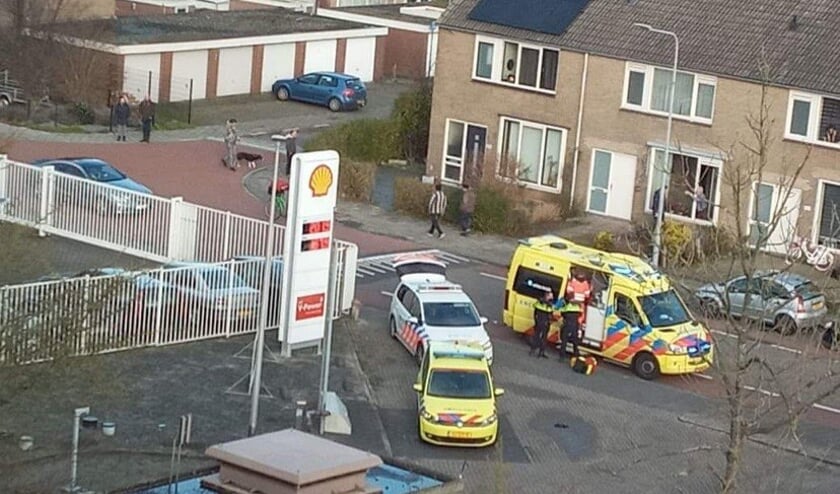 Hulpdiensten op de Roozenburglaan in Middelburg, zondag 9 januari