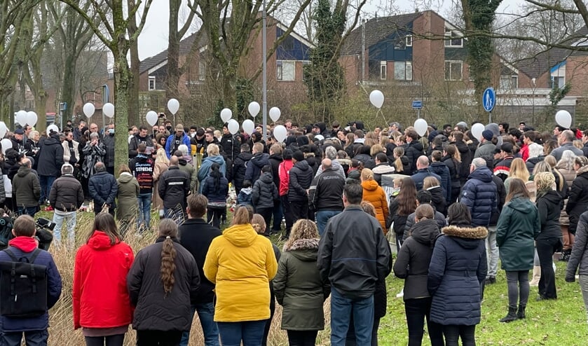 <p>Aanwezigen luisteren naar de spreker na afloop van de stille tocht</p>