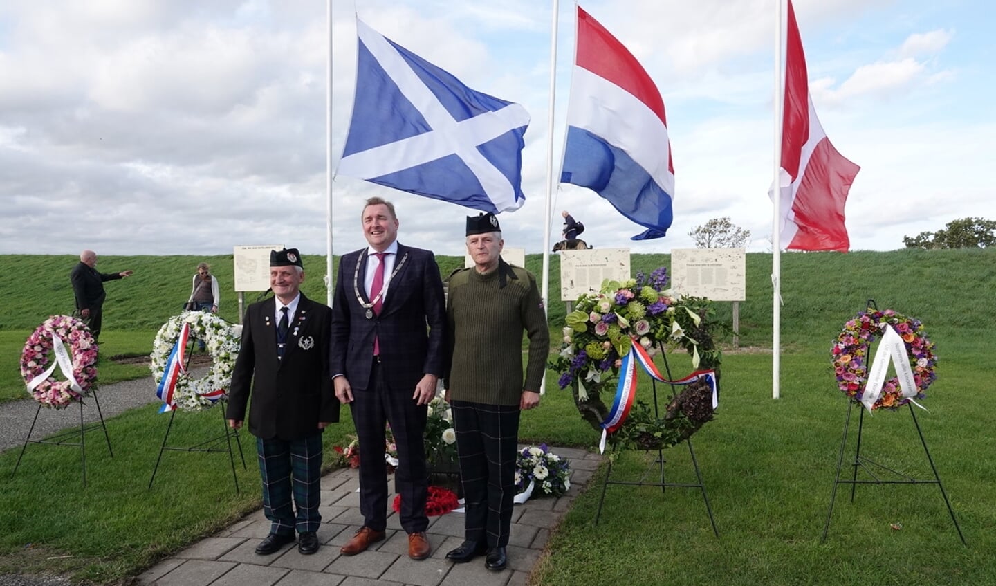 Burgemeester Dijksterhuis temidden van 2 Schotse veteranen.
