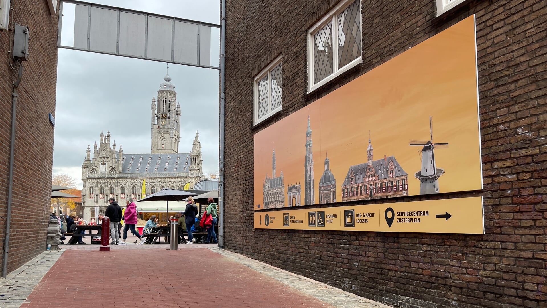 Een nieuw bord met de monumenten van Middelburg op het Zusterplein, oktober 2022