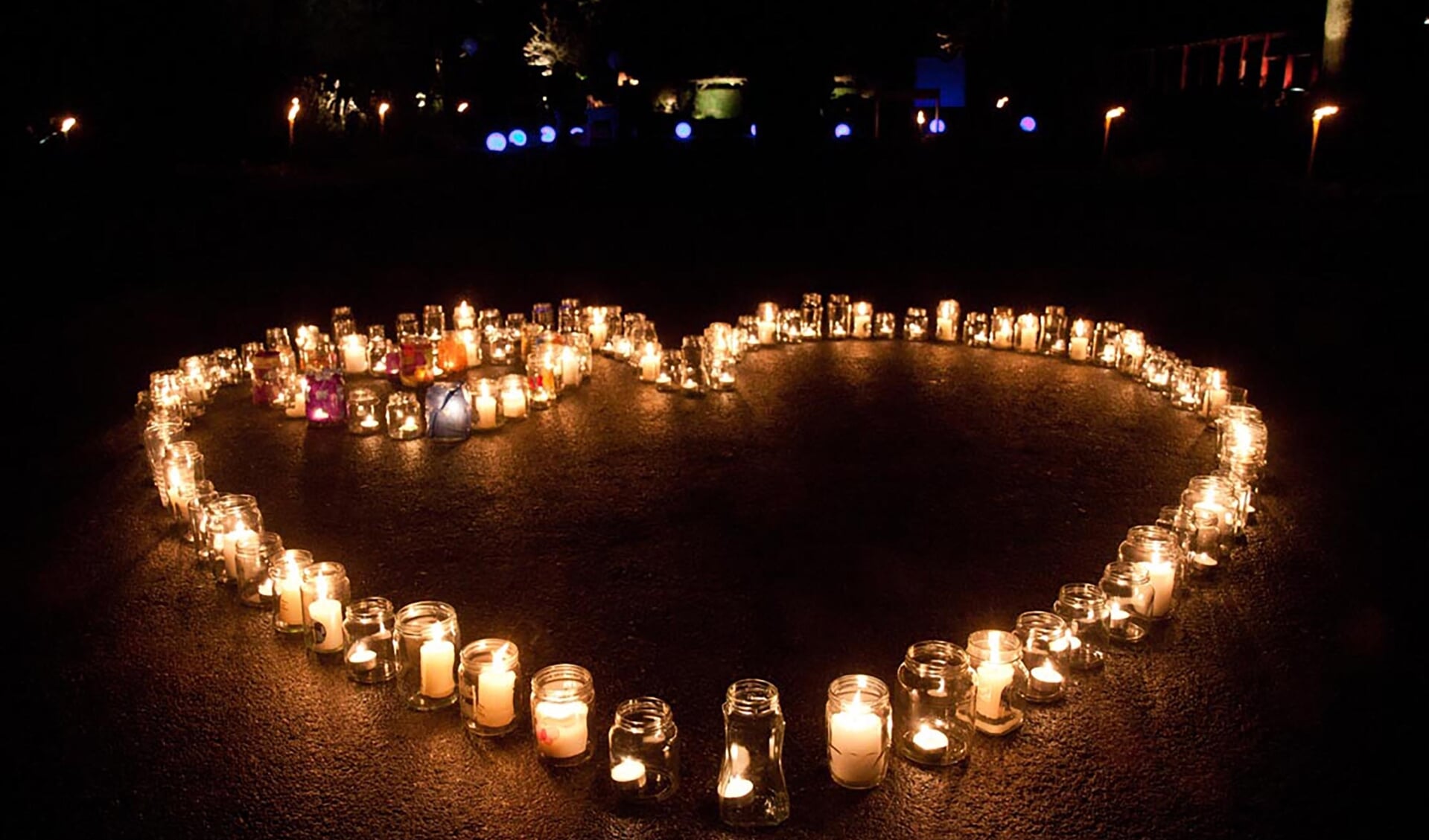 Glazen potjes in hartvorm tijdens een gedenkavond van WereldLichtjesDag