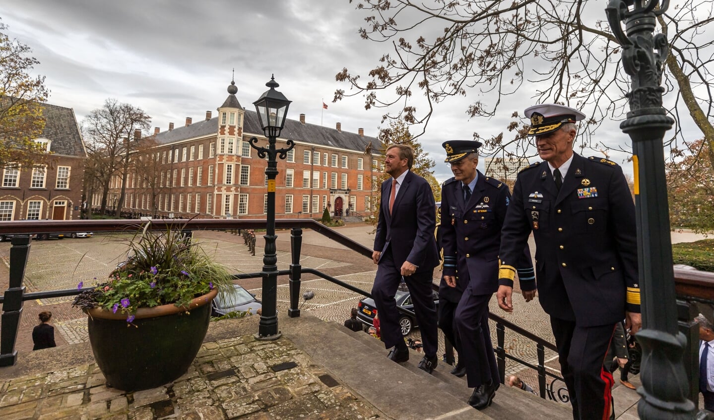Koning Willem-Alexander met op de achtergrond het Kasteel van Breda