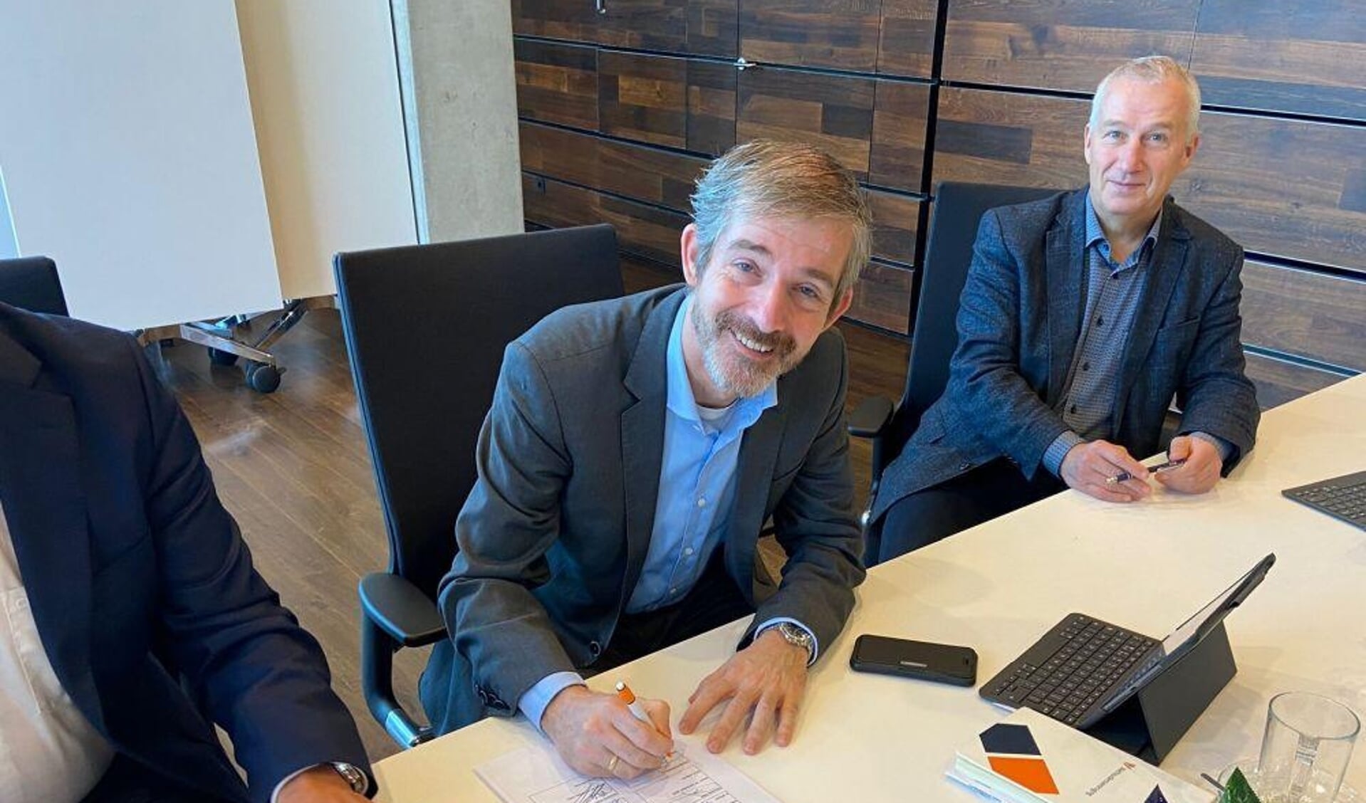 Wethouder Jeroen Louws tekent namens Middelburg de samenwerkingsovereenkomst voor de Samenwerking Afvalwaterketen Zeeland + (SAZ+)