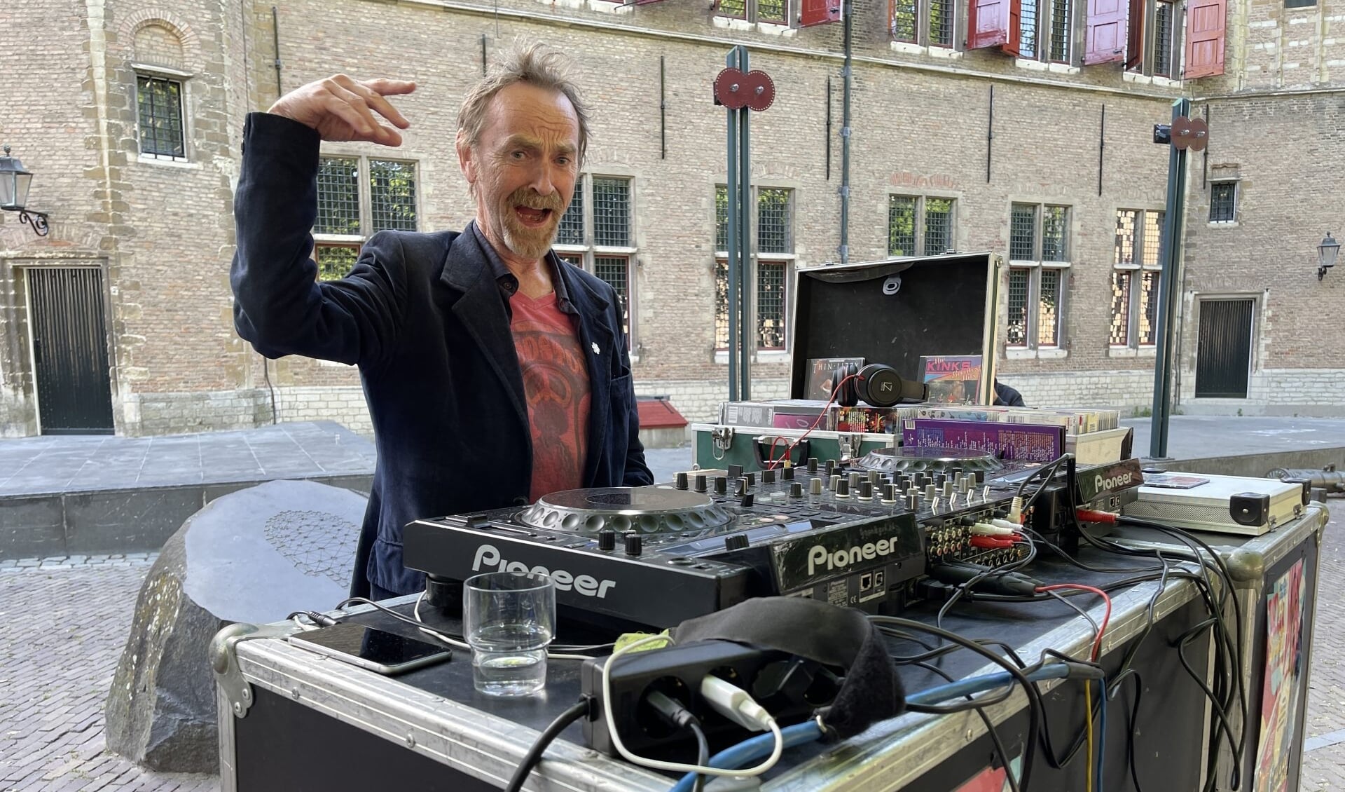 DJ Hans Walrave tijdens Tribute tot Woodstock op het Abdijplein