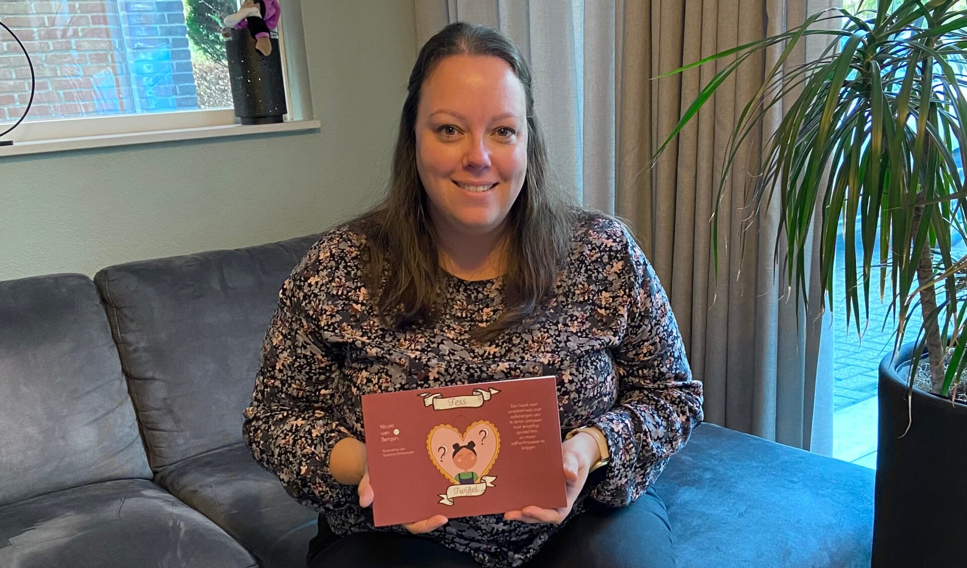 Nicole van Bergen met haar kinderhulpboek 'Tess Twijfel'
