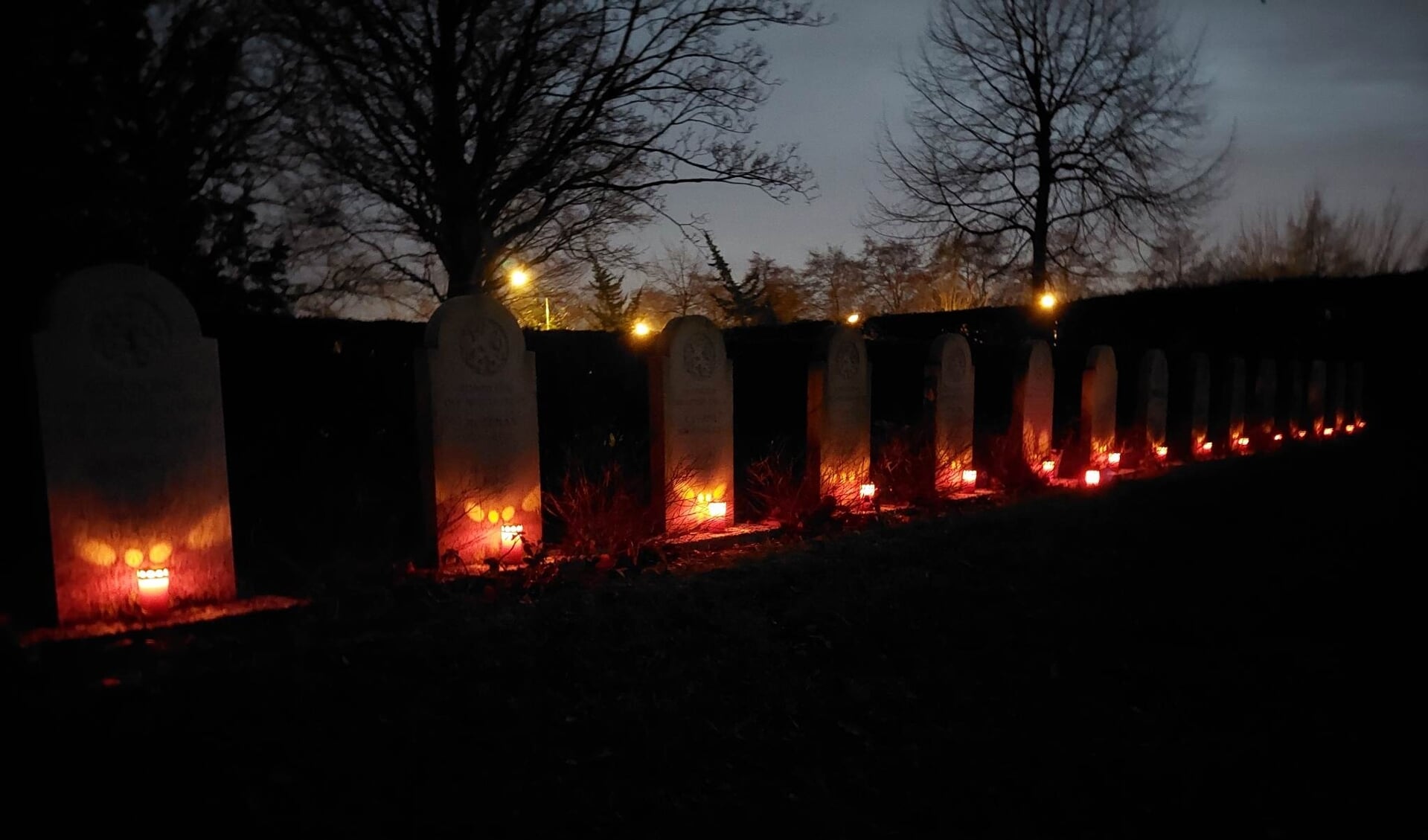 De lichtjes bij de graven in Middelburg, Kerstavond 2022