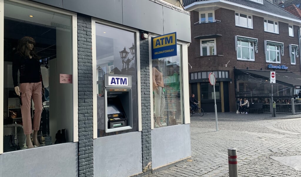Confronteren medley Gevoel van schuld Nieuwe geldautomaat bij Grote Markt: Je kan weer pinnen in de stad! - Al  het nieuws uit Bergen op Zoom
