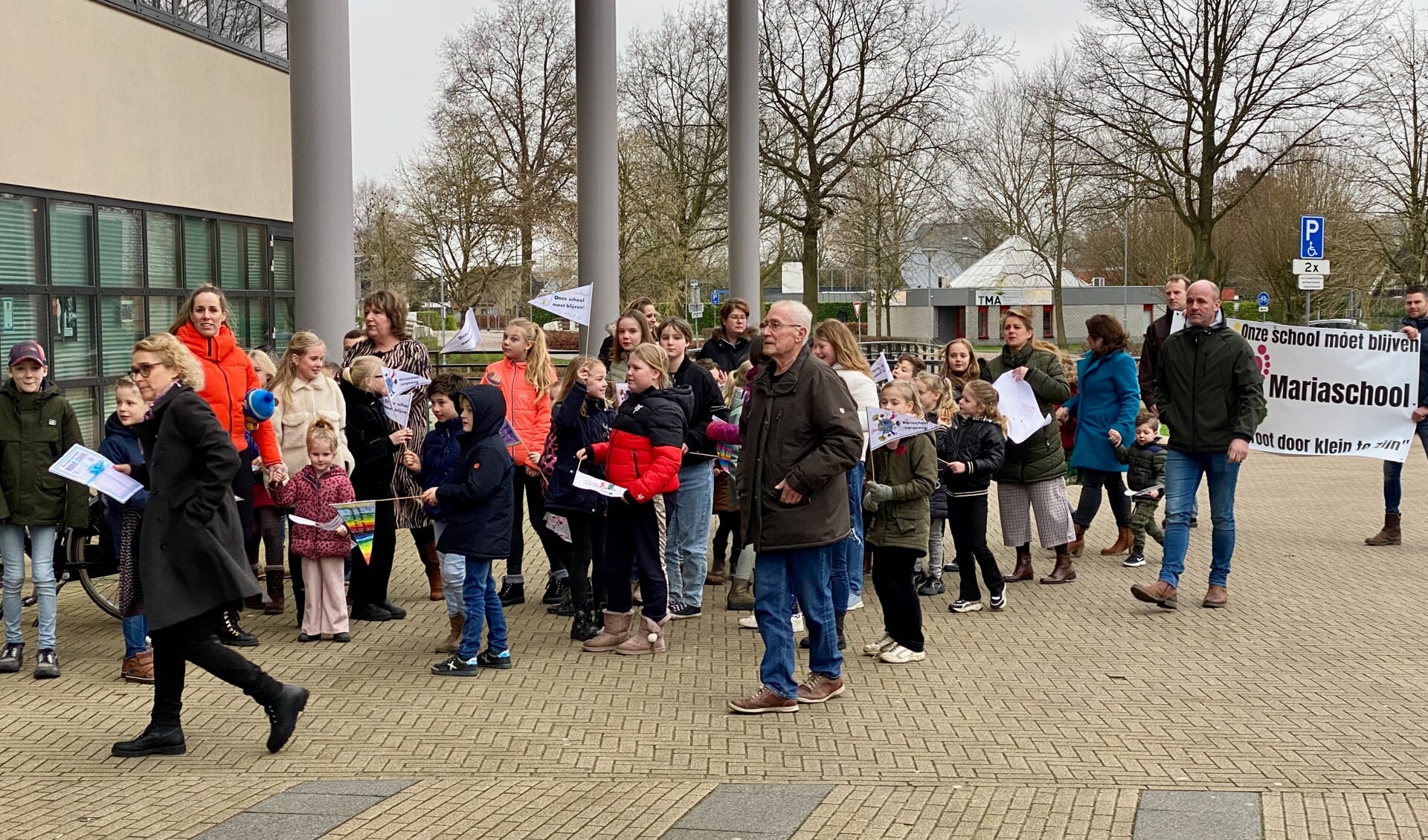 Een eerder protest tegen de schoolsluiting in Langeweg.