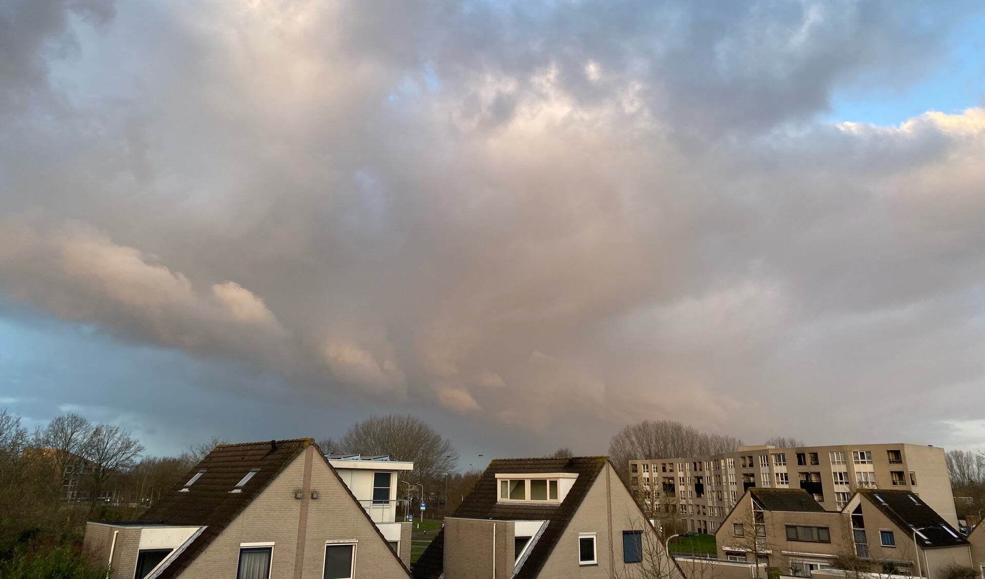 Een licht regenbuitje vrijdagochtend boven het noordwesten van Breda.