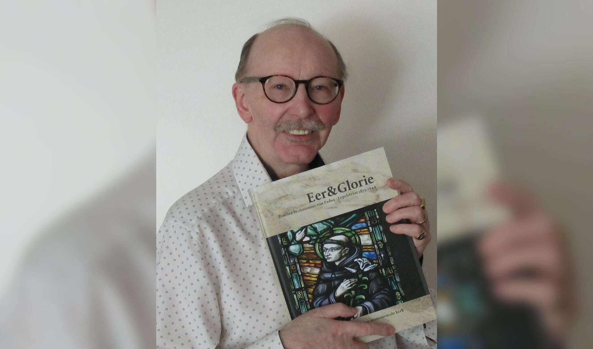 Schrijver Piet van de Watering met boek 'Eer & Glorie'