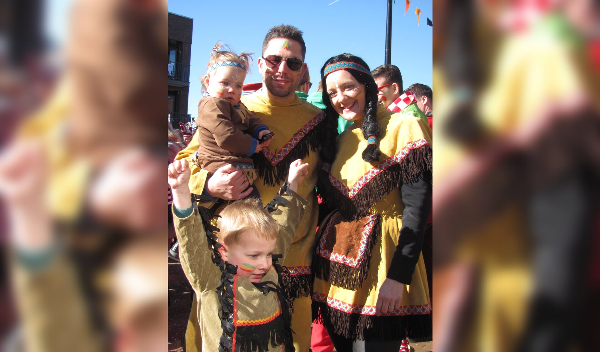 Niels en Yvonne vierden met hun kinderen voor de eerste keer carnaval in 't Kraaierijk.