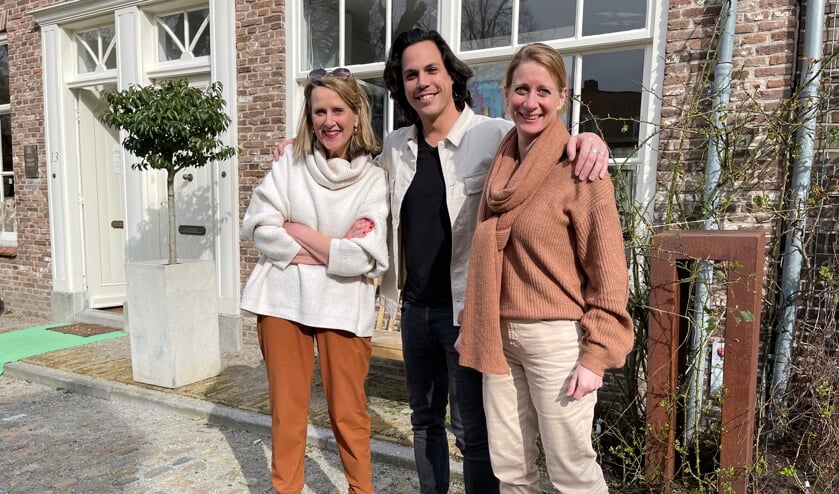 Dennis van Akkeren met Lia en Ilja Hector bij Galerie T