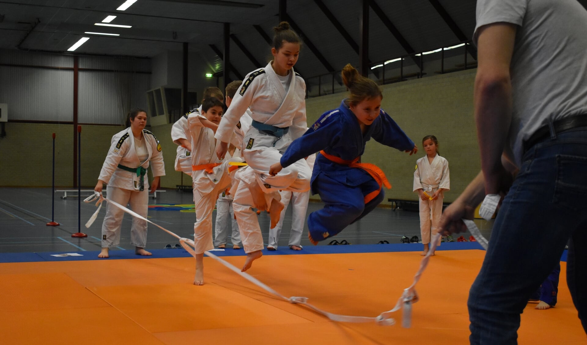 Eén van de spellen, het judoband springen.