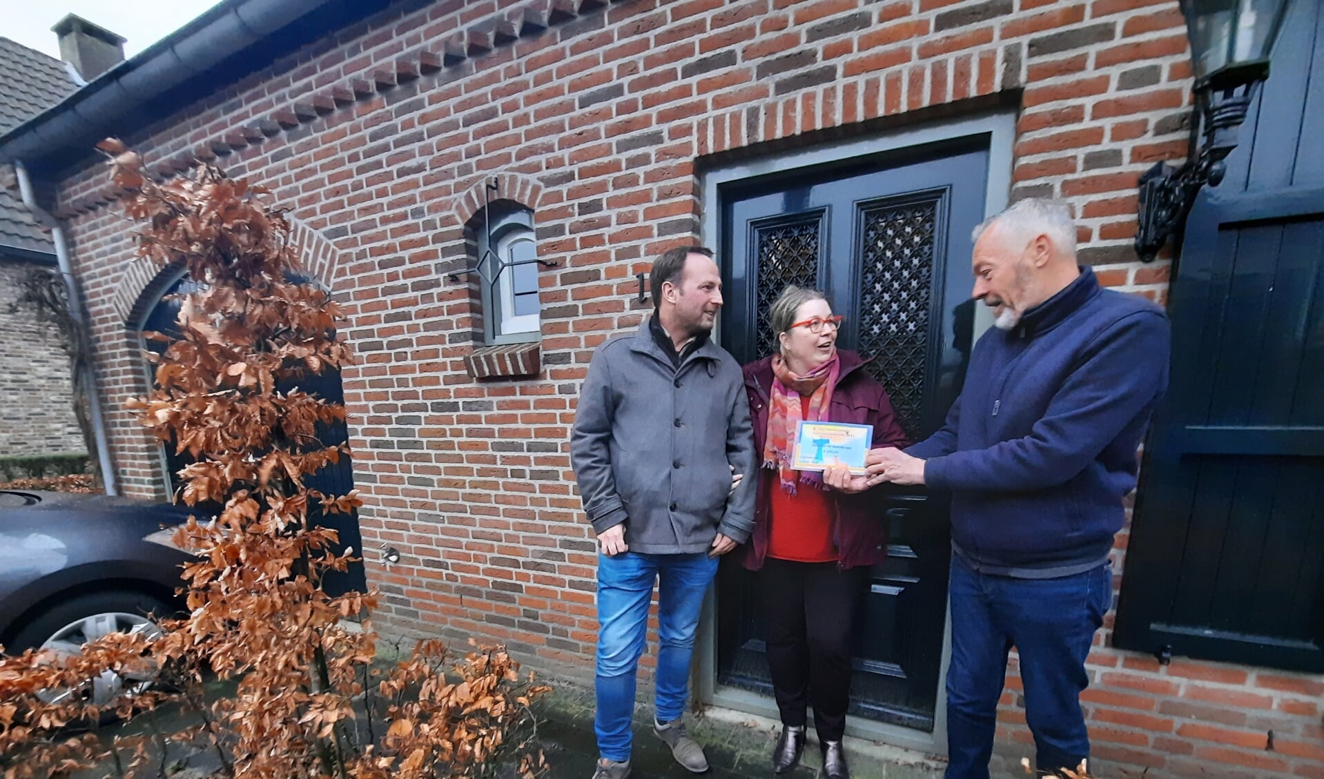 Jac van Trijp overhandigt de prijs aan de familie Smeekens uit Klein Zundert.