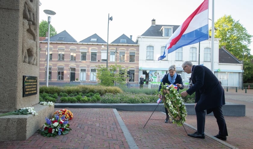 <p>Zonder publiek legde burgemeester Ruud van den Belt in 2020 samen met zijn echtgenote een krans bij het monument in Steenbergen. </p>  