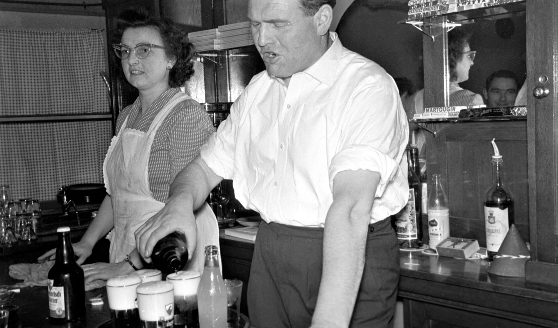 De Kèrel met zijn vrouw in zijn café De Fordwereld, bierbottelaar en handelaar, maar verder terug had het geslacht Van Hassel het beroep van brouwer.