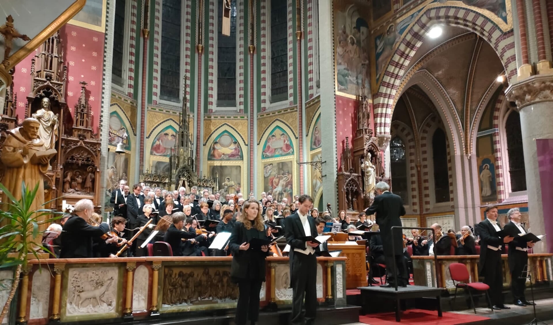 koor, orkest en solisten o.l.v. dirigent Geert van Dungen
