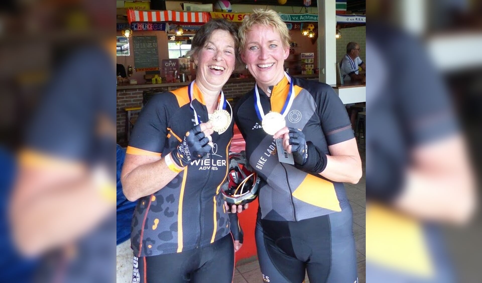 Twee bike ladies uit Rucphen blij met hun medaille bij de 1e editie van de tocht.