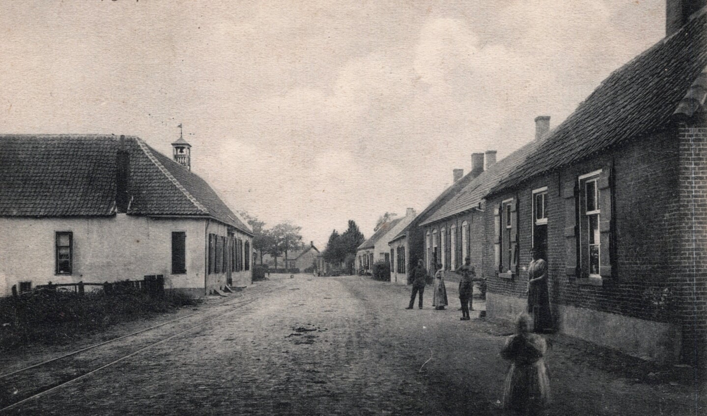 Een vroege ansichtkaart van de Hubertusbrouwerij te Wernhout. De brouwerij is het witte gebouw links op de foto. Op het dak de bel die onder andere werd geluid bij brand. 