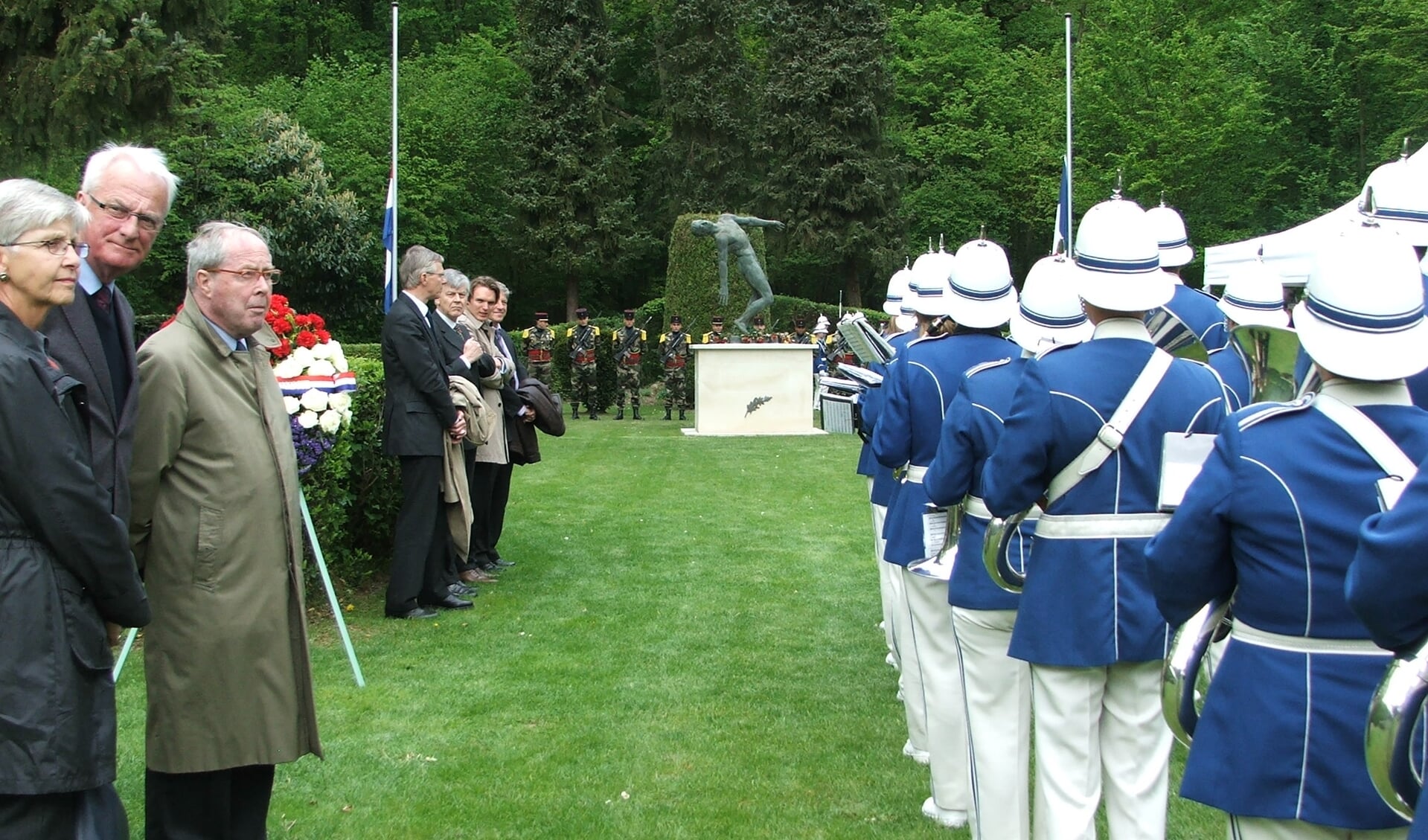 4 mei 2007 bij de herdenking op het Nederlandse Ereveld in Orry la Ville in Frankrijk.