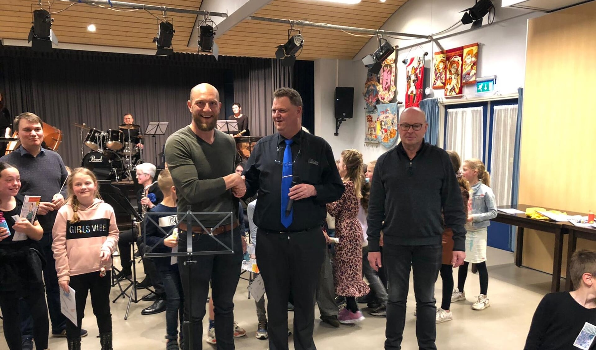 Overhandiging van muzieklessenaars aan St. Jozefschool, namens Dorpsraad Wernhout