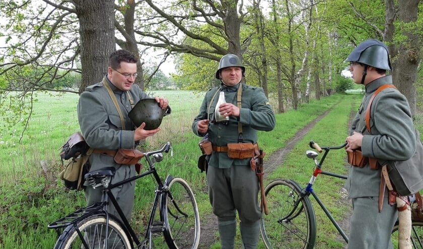 <p>Arjen Kok, Gijs Den Dooij, Quinten Harteveld (vlnr) bereiden zich voor op de tocht.</p>