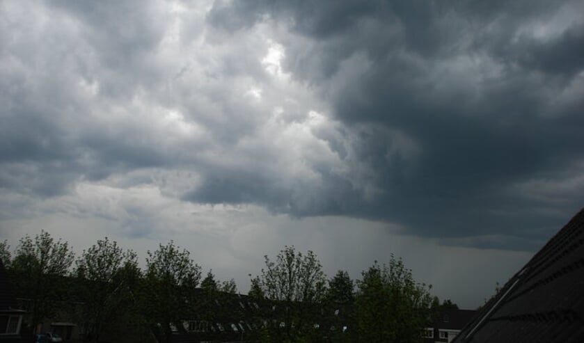 Dreigende onweerslucht. Later vandaag opnieuw kans op felle buien.