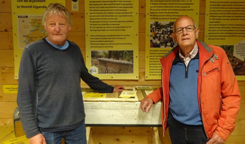 <p>Piet de Meester en Theo Sinke in Imkerij Poppendamme</p>