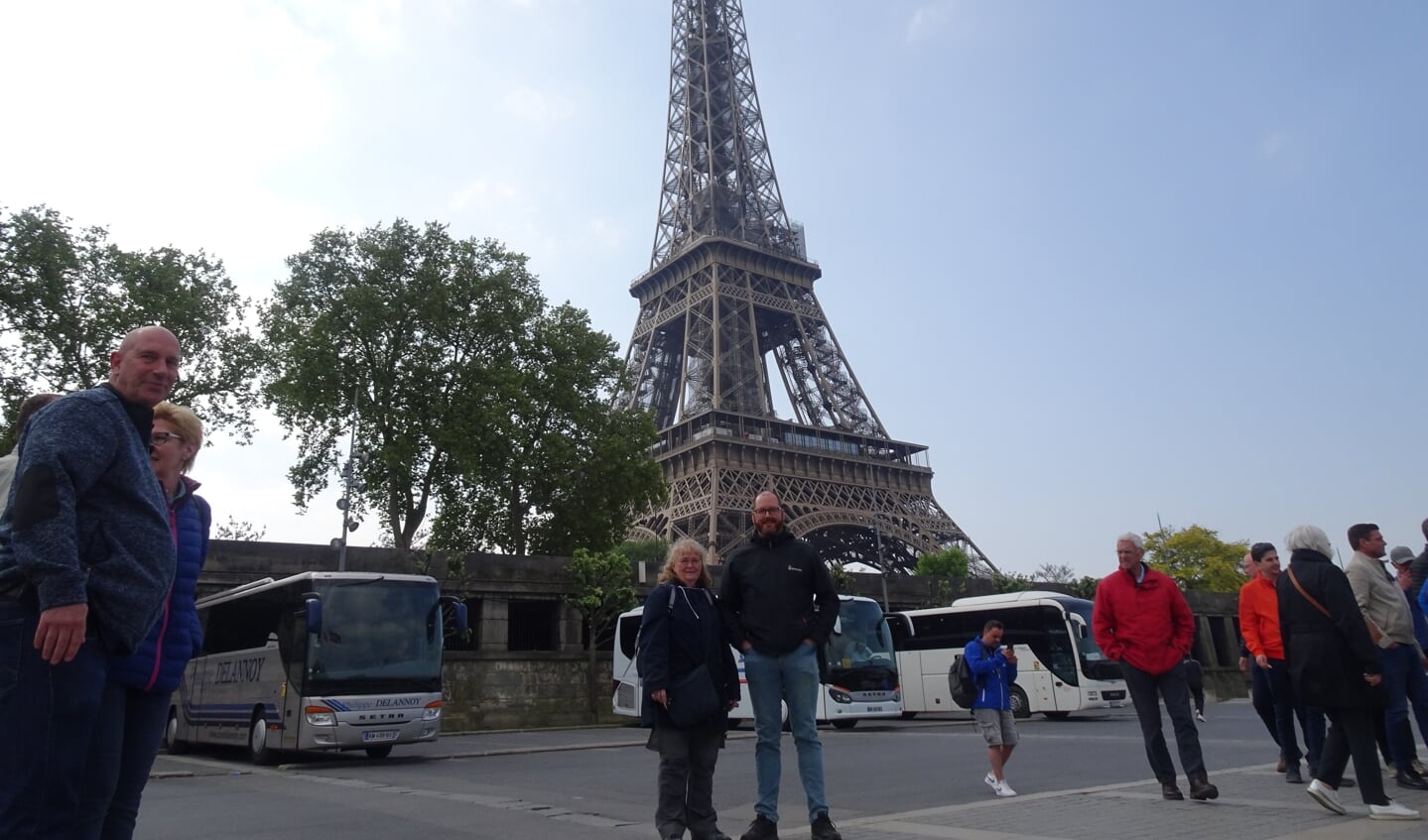 Het bezoek aan de Eiffeltoren in Parijs.
