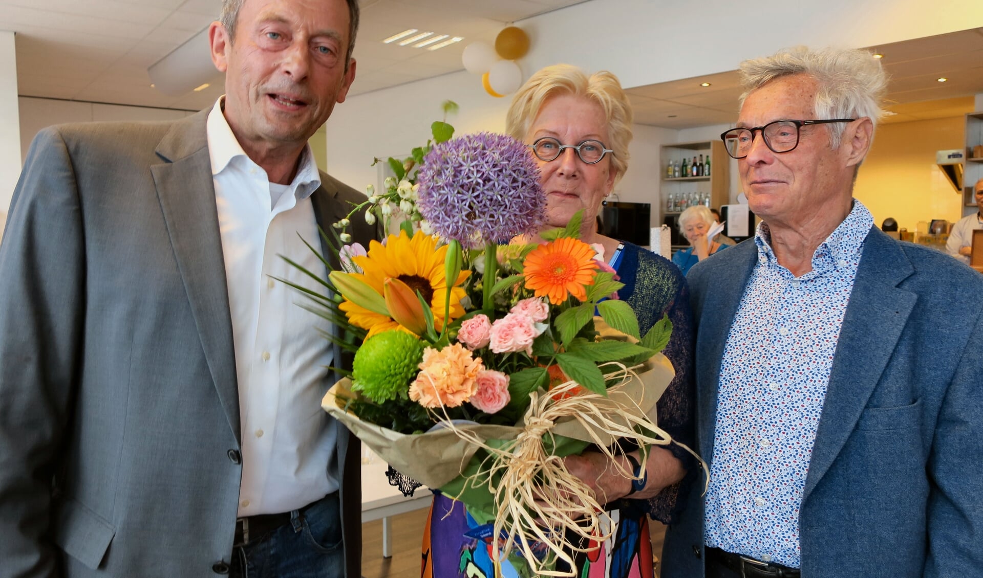 Philip Gravestein overhandigd bloemen aan Thecla en Tjeu Segers