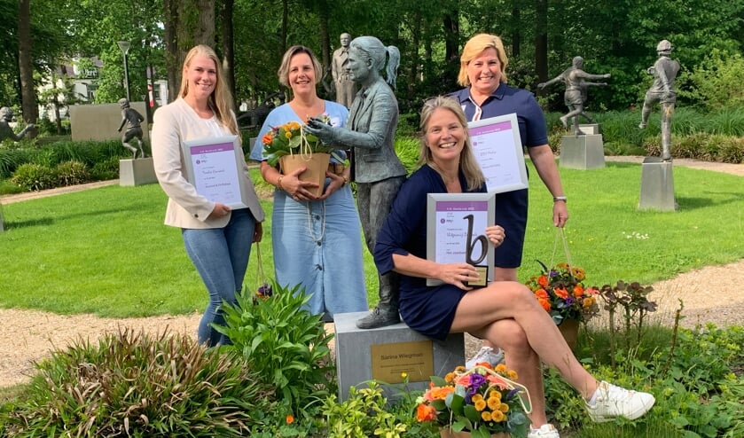 <p>Monique Elst (rechtsvoor) mocht de prijs namens Uitgeverij de Bode in ontvangst nemen</p>