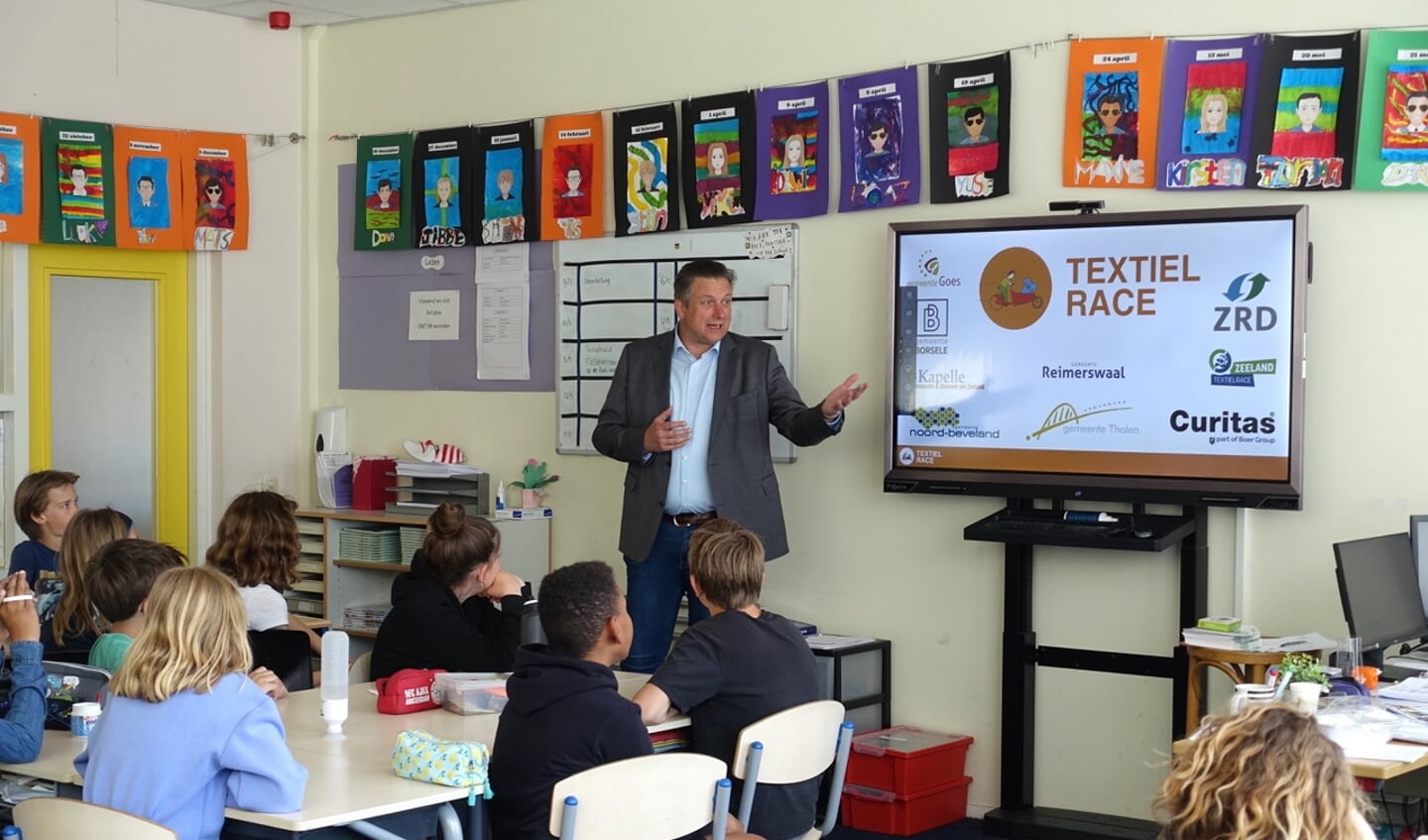 Een gastles van wethouder Cees Pille op de Bisschop Ernstschool in Goes