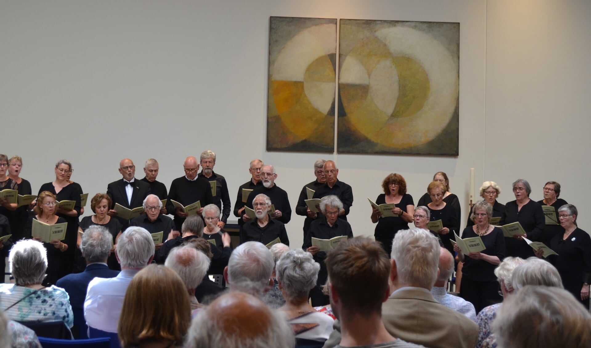 Publiek en koor genieten van Deutsche Messe op 15 mei.