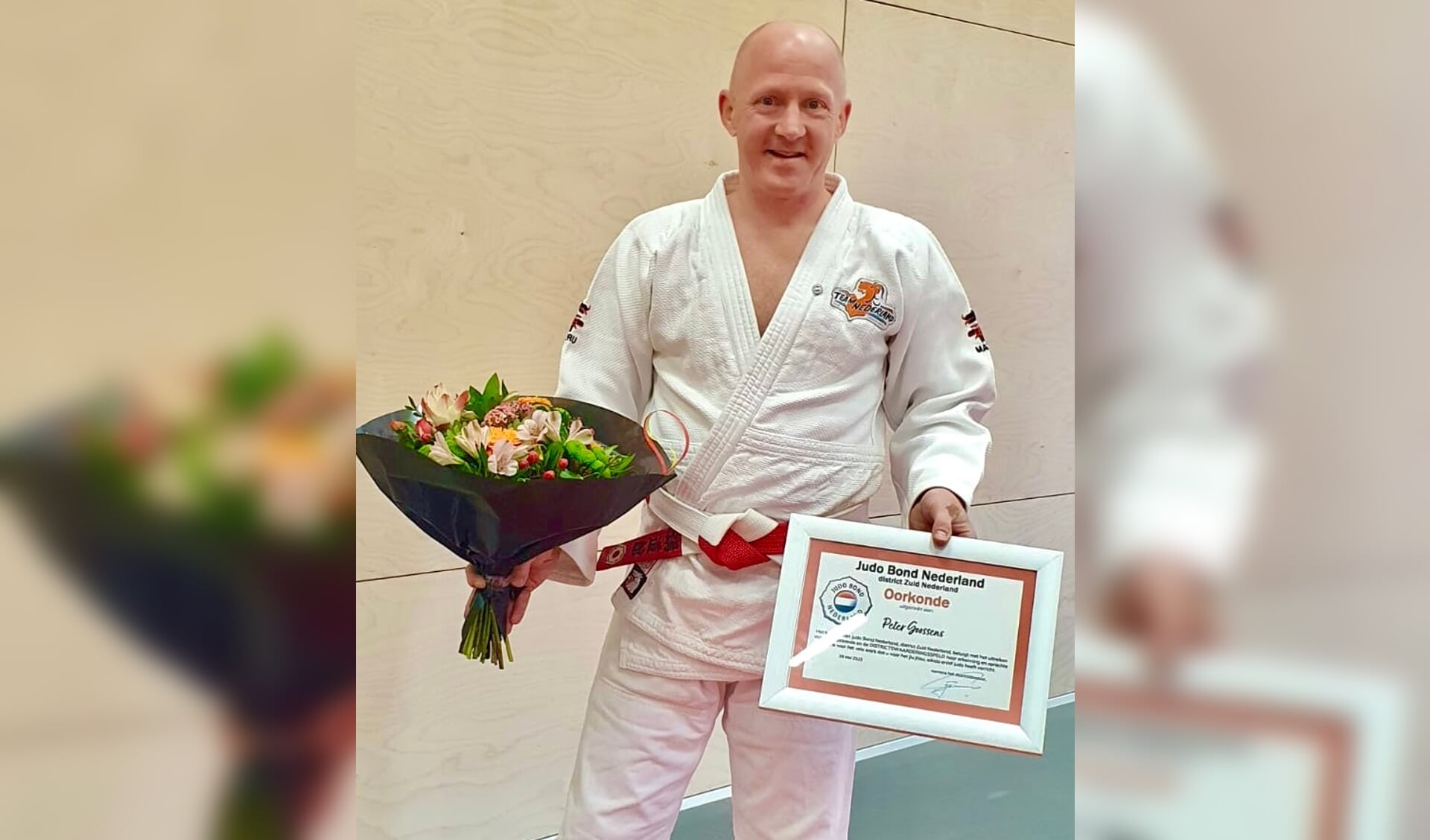Judoka Peter Goossens met zijn district waarderingsspeld 