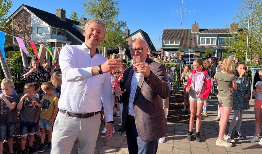 Een proost met directeur en wethouder