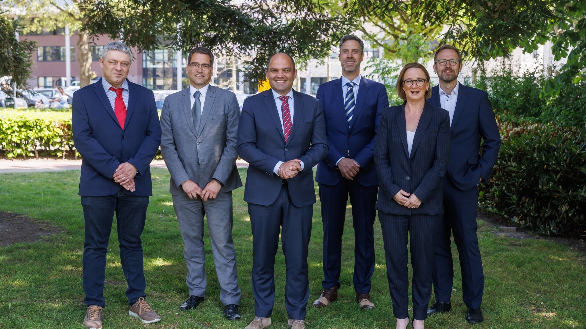 Op de foto van links naar rechts: Bennie Blom, Jack
van Dorst, Danny Dingemans, Aart-Jan Moerkerke (burgemeester), Pauline Joosten en Hans
Slagboom (gemeentesecretaris).
