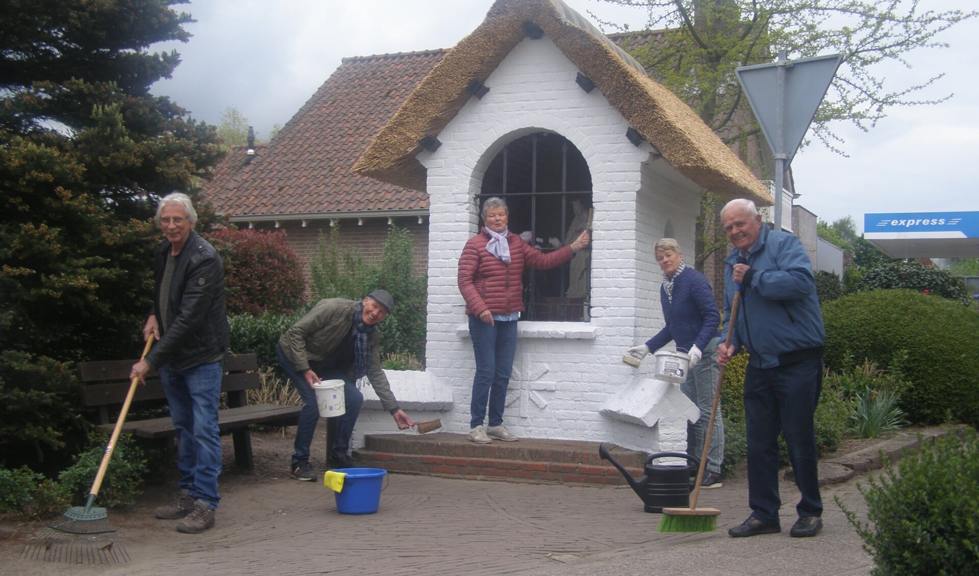 Buurtbewoners pakken gezamenlijk de kapel aan. 