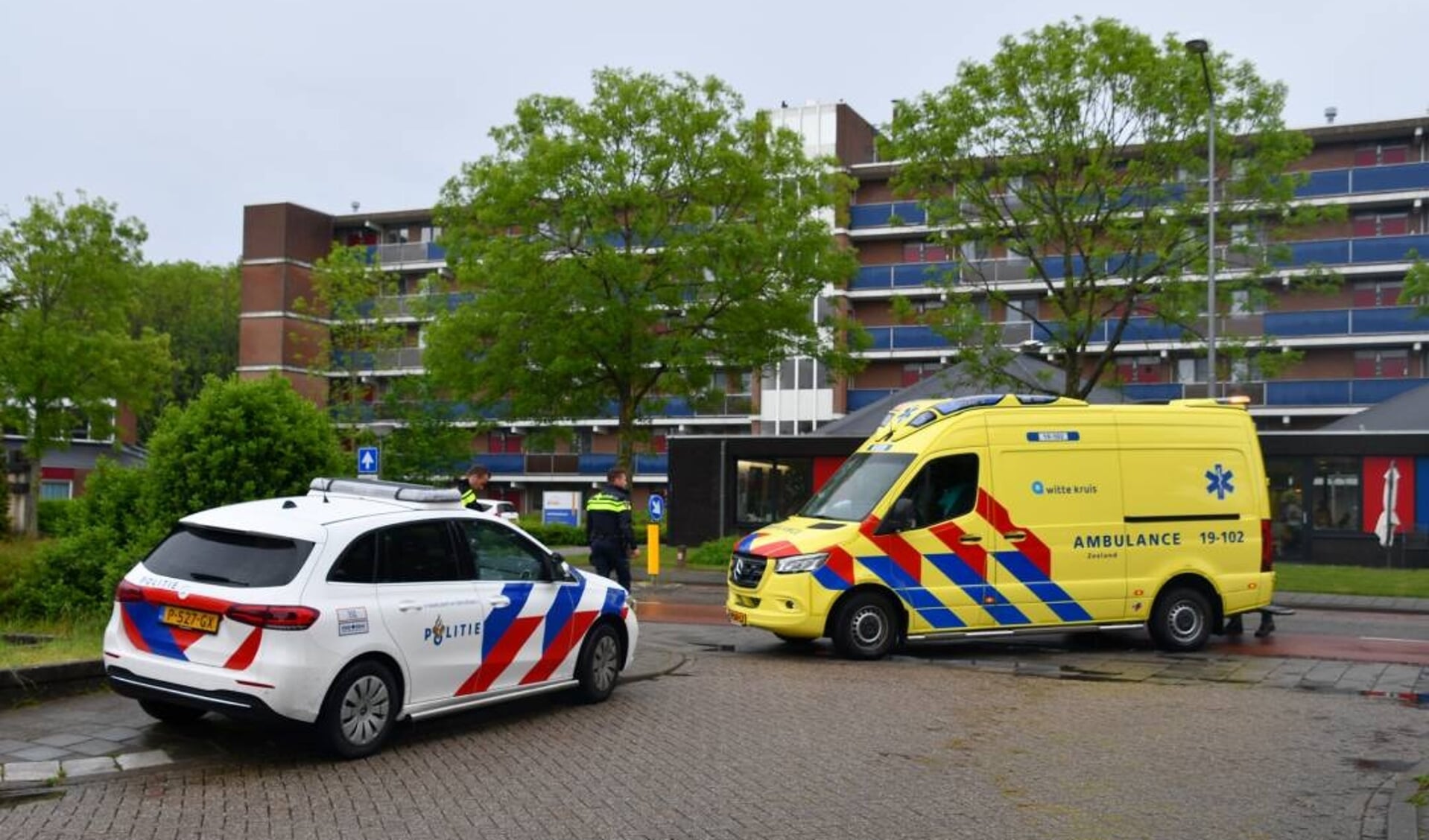 Politie en ambulance bij de entree van de parking van Winkelcentrum Dauwendaele