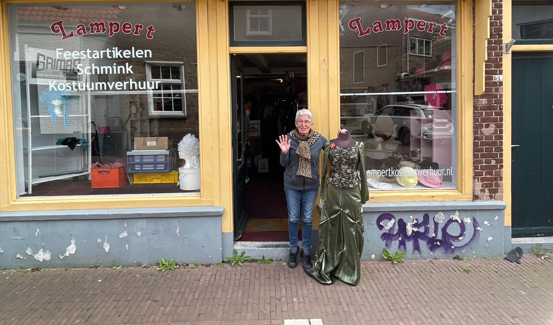 Sitah Lampert bij haar winkel in de Gravenstraat in Middelburg