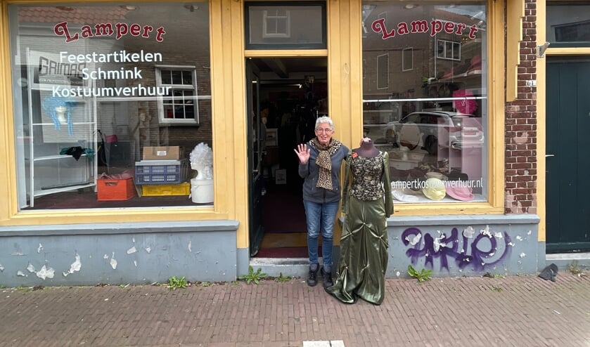 <p>Sitah Lampert bij haar winkel in de Gravenstraat in Middelburg</p>  