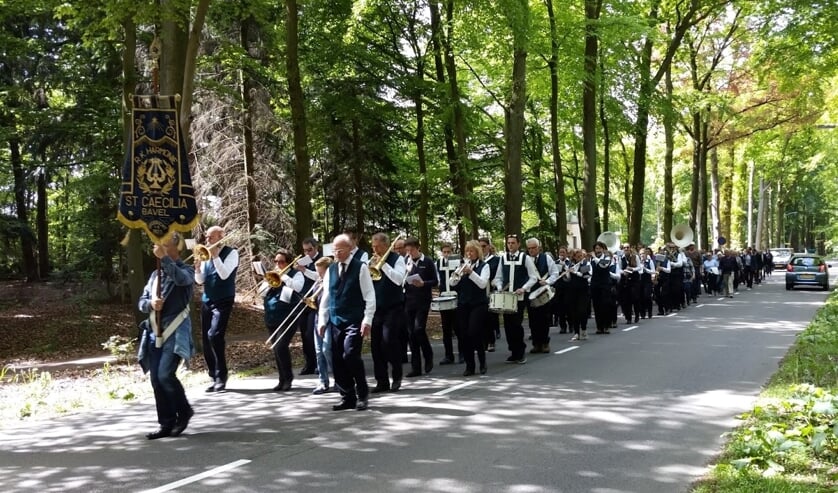 Harmonie St Caecilia dauwtrappend richting Meersel Dreef