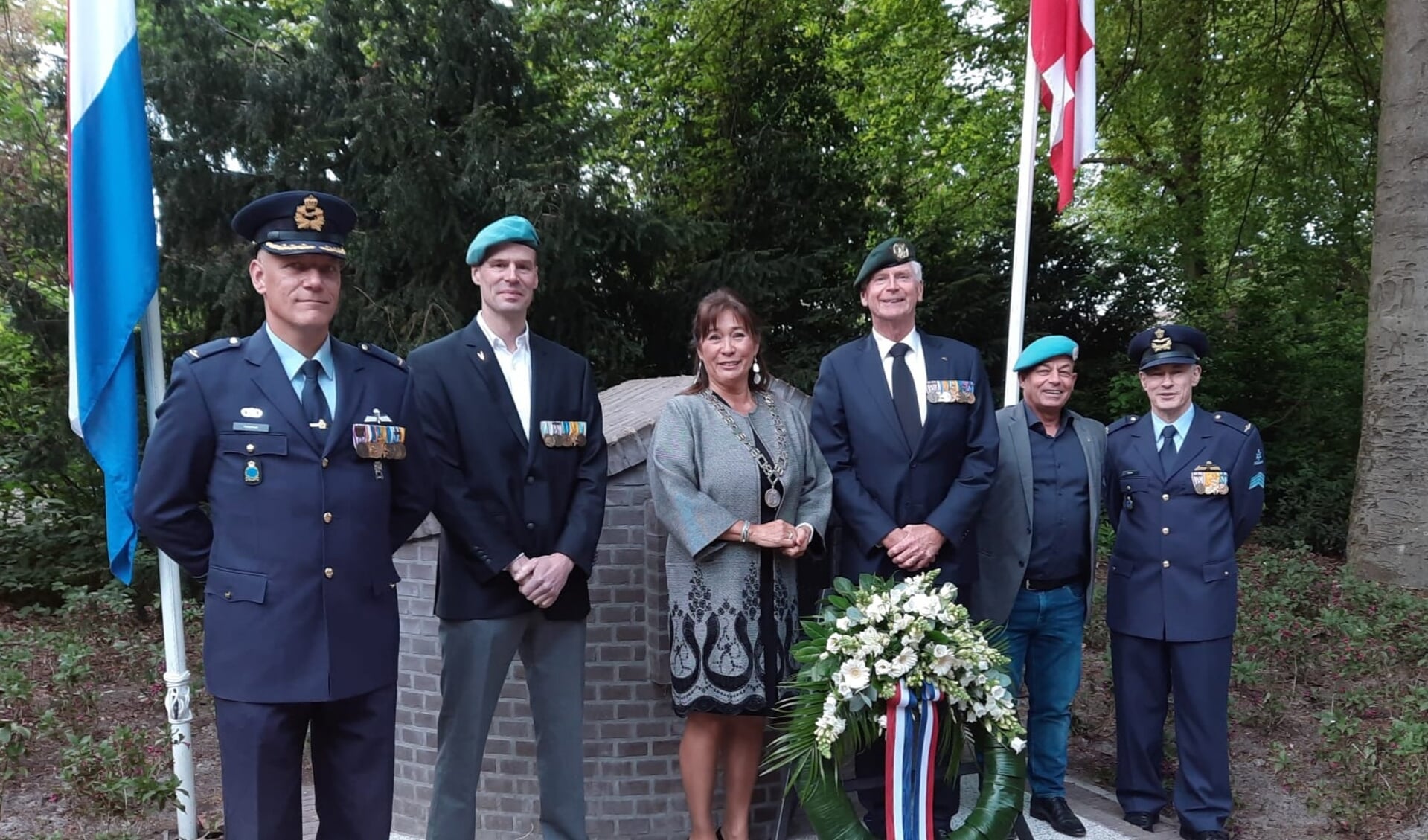 Burgemeester van der Meer Mohr met de veteranen bij het Oorlogsmonument.