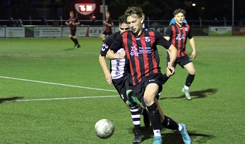 Doelpuntenmaker Keano Elgin aan de bal tegen VV Oosterhout