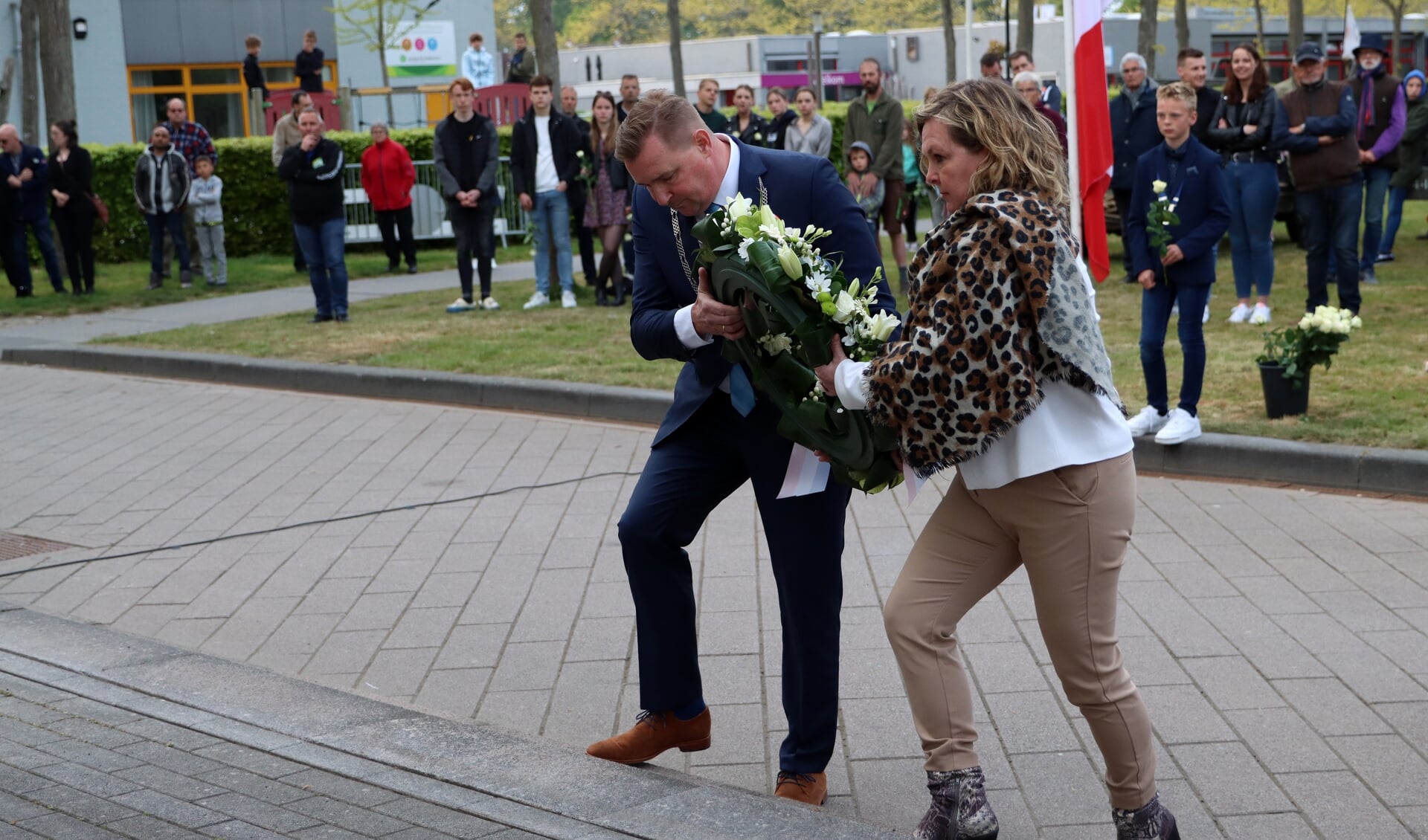 burgemeester Dijksterhuis van de gemeente Borsele legt een krans met zijn echtgenote